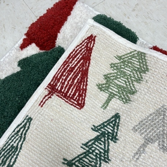NWT ENVOGUE RED AND GREEN CHRISTMAS TREE BATH MAT - Picture 5 of 5